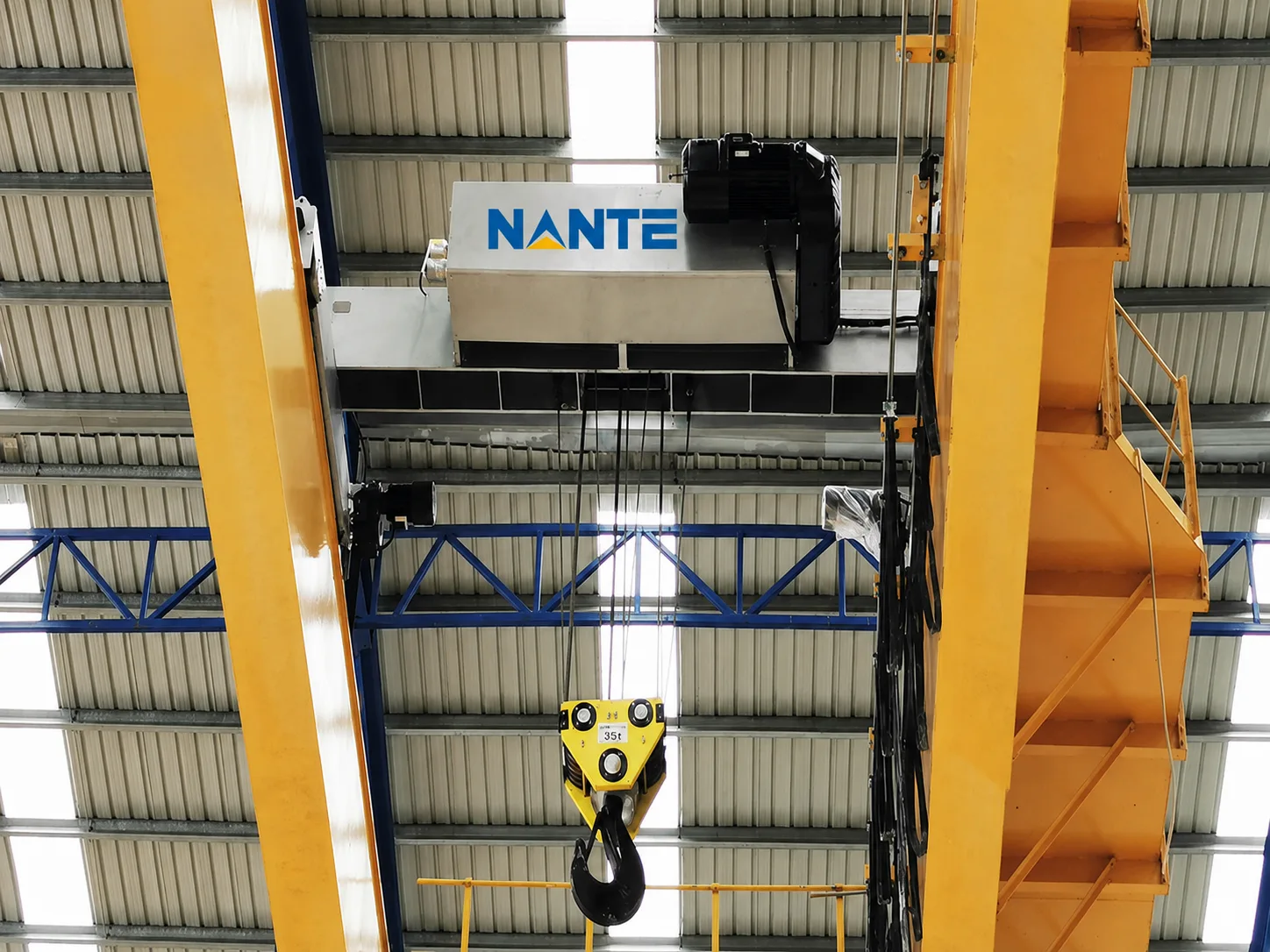 Crane hoisting mechanism with wire rope hoist