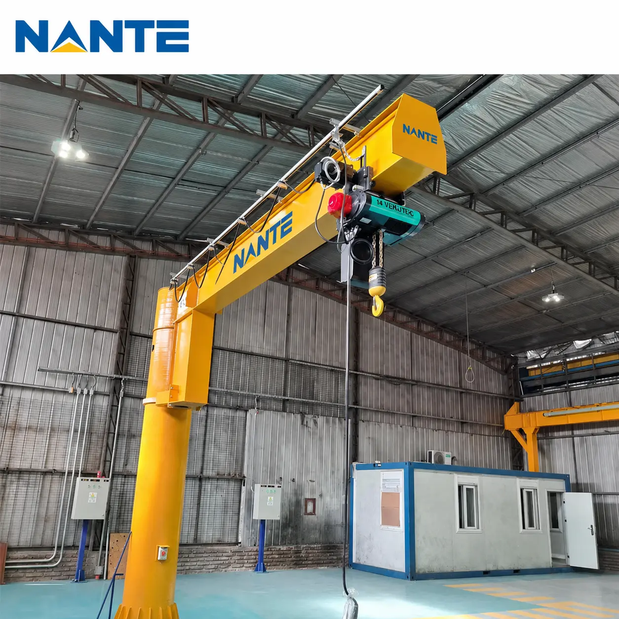 Free standing jib crane for factory lifting applications