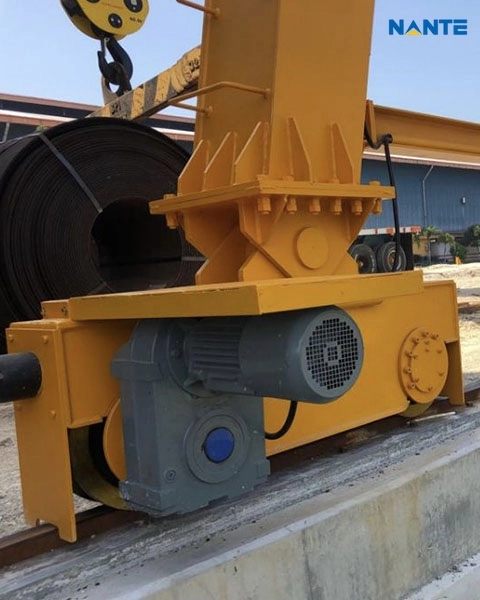 Crane traveling mechanism operating along a runway