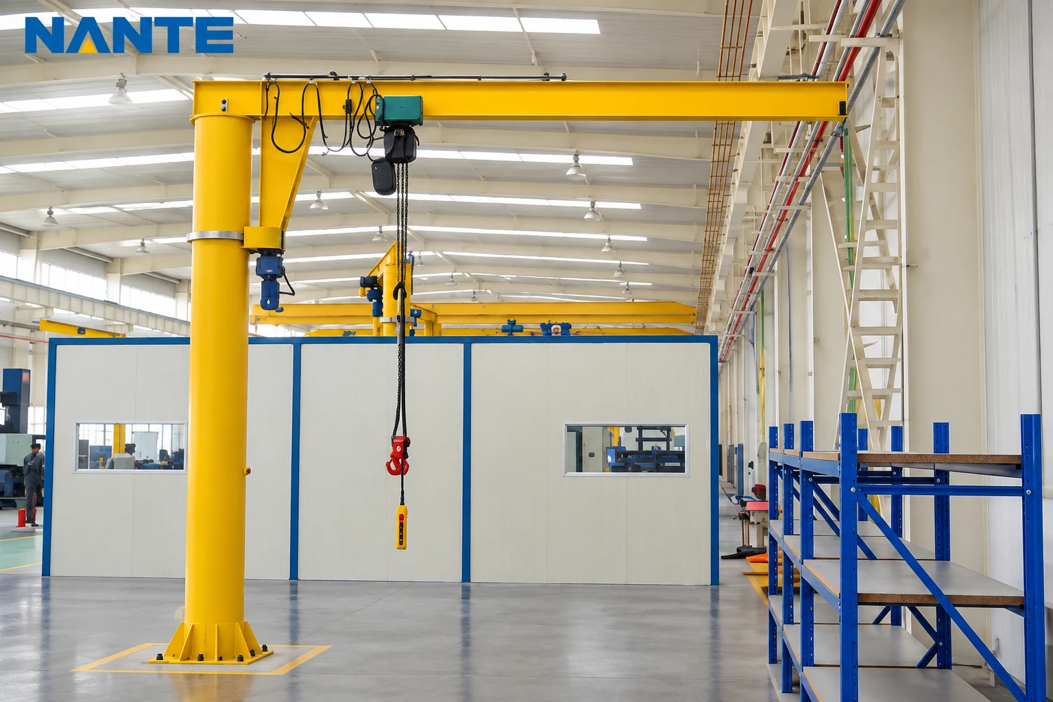 Free-standing pillar jib crane with independent support column