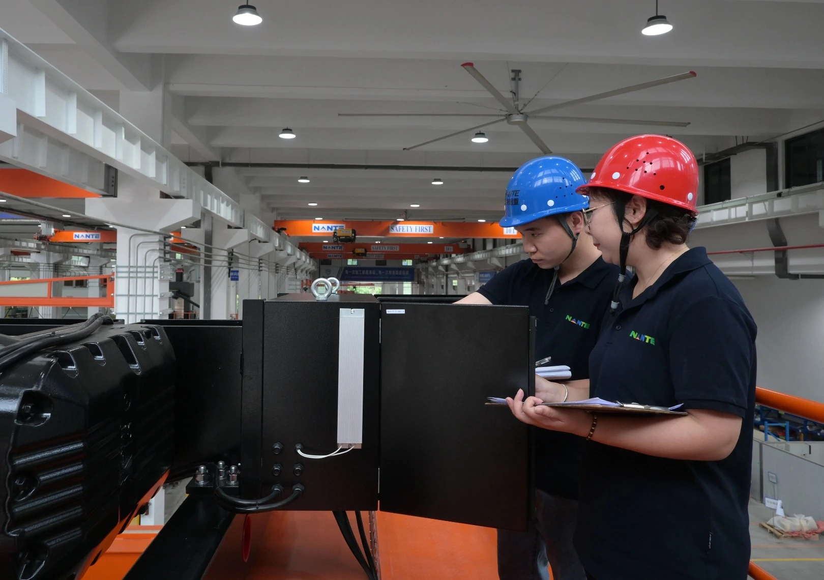 Nante Crane overhead cranes and work-in-process in production workshop